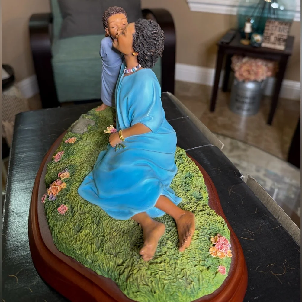 Planting a Kiss Figurine‎ - Thomas Blackshear Collectible